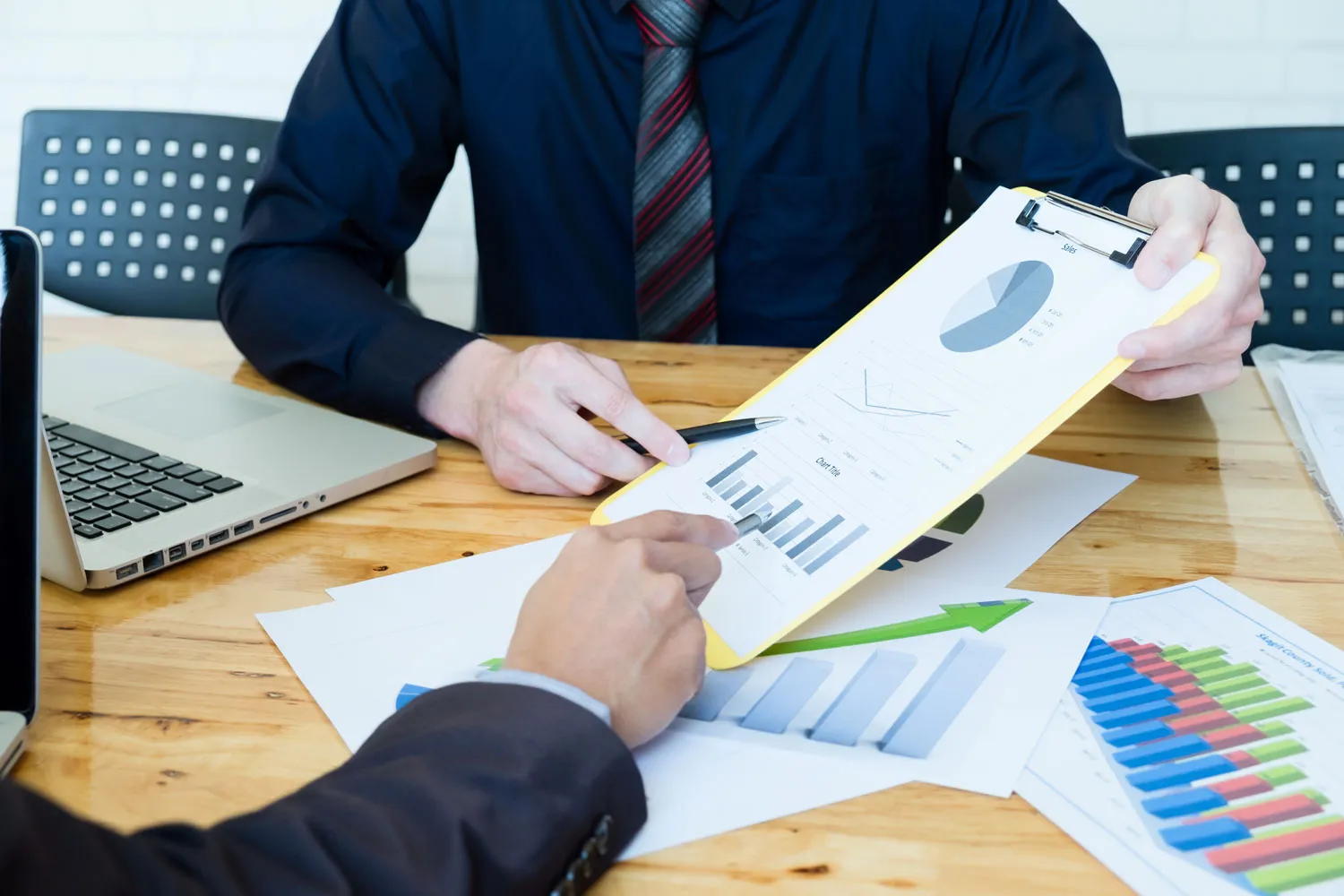 business-team-situation-present-share-idea