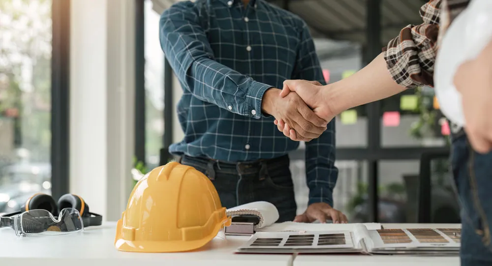 engineer-and-contractor-shaking-hands-success