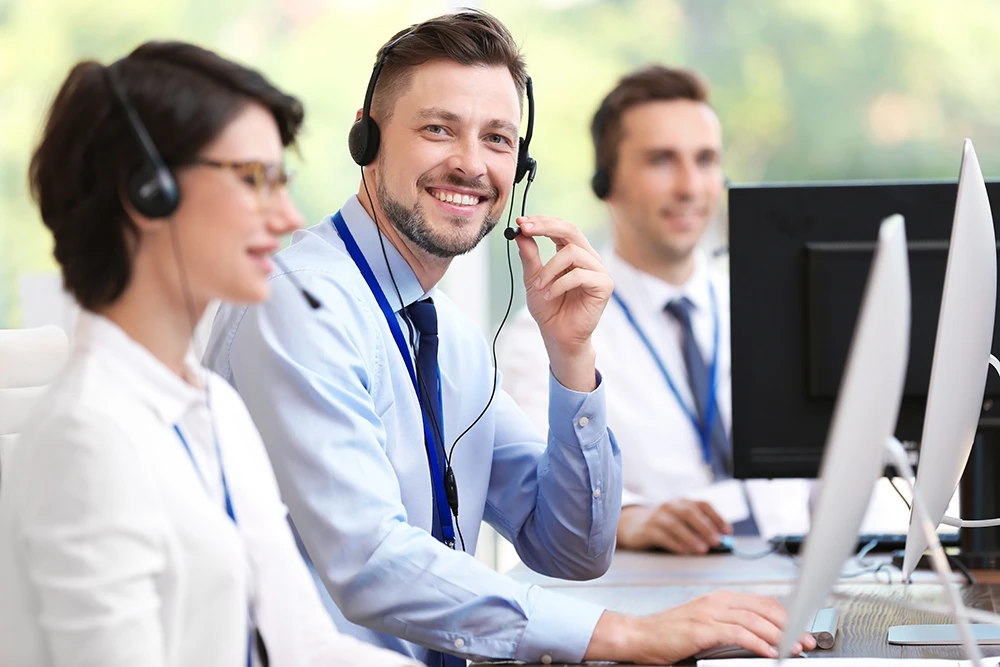 smiling-customer-service-agents-working-in-bright